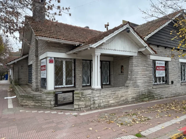 Casas, chalets en Alquiler — Arenales 3199