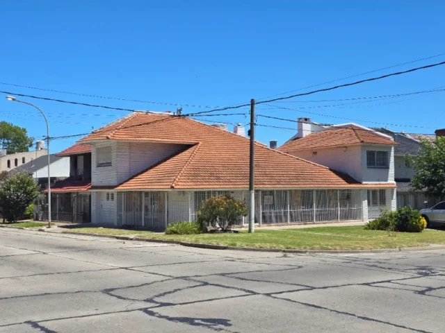 Casas, chalets en Venta — AV. JUAN JOSE PASO 2200