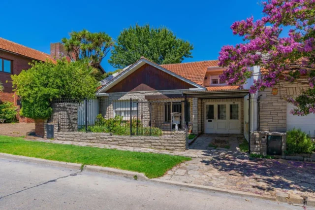 Casas, chalets en Venta — Castelli 670
