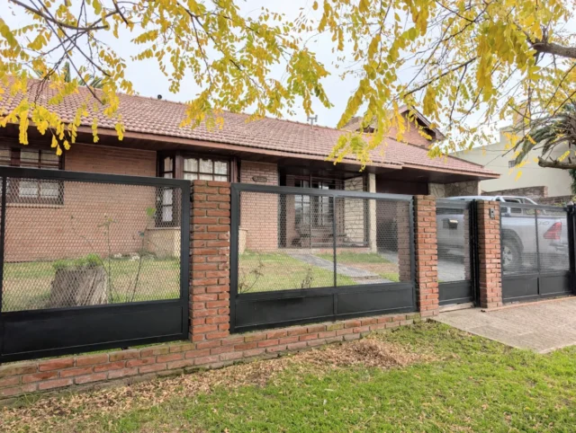 Casas, chalets en Venta — Gutenberg y Edison