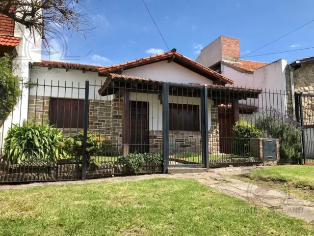 Casas, chalets en Alquiler — Calabria 1920