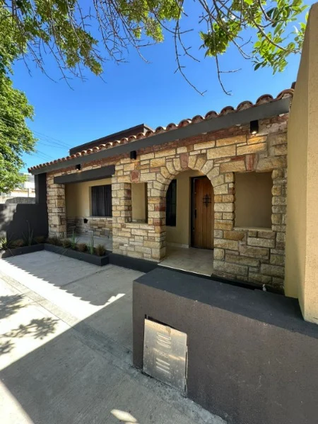 Casas, chalets en Venta — Chacabuco 4062