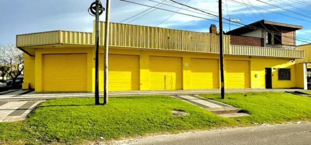 Locales en Alquiler — Av. Jacinto Peralta Ramos 2499