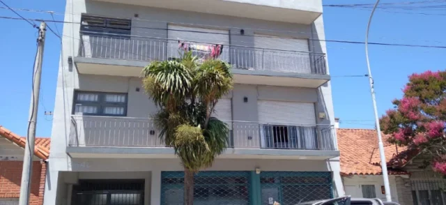 Departamentos, pisos y semipisos en Venta — Hipolito Irigoyen 3600